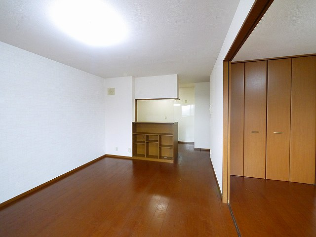 メゾンプレミール　B棟の居間・リビング|こちらの居間で趣味の時間をお楽しみください