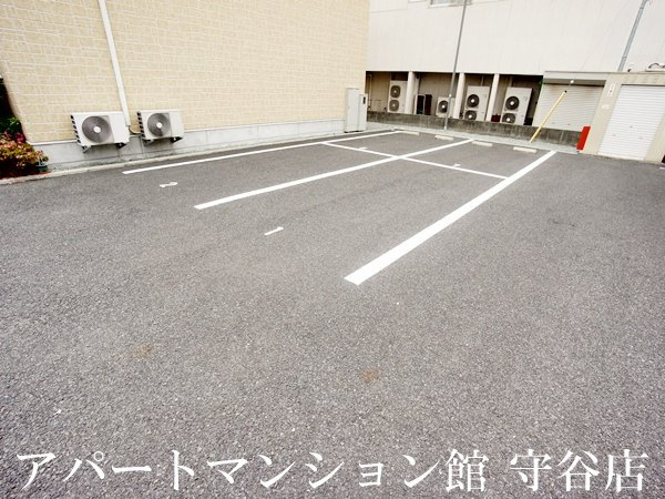 ウィング・コートの駐車場
