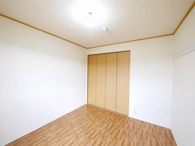 グランドハイツ岡田の洋室