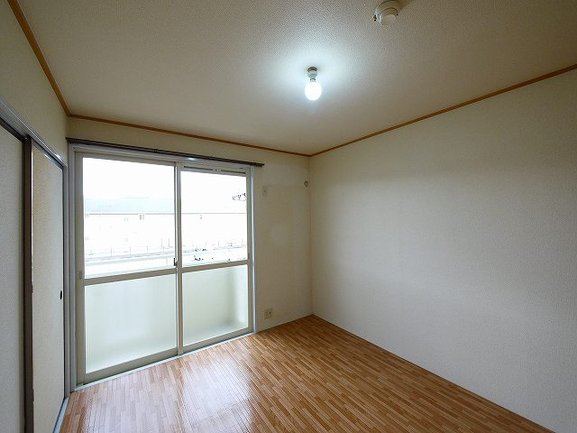 グランドハイツ岡田の洋室