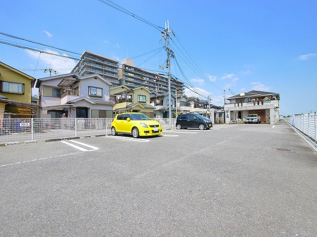 グランドハイツ岡田の駐車場|駐車場があります
