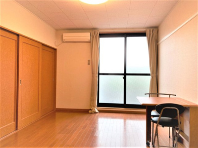 【内装】 | Ｍｅｒｃｕｒｙ | テーブル・椅子２脚、カーテンがつきます