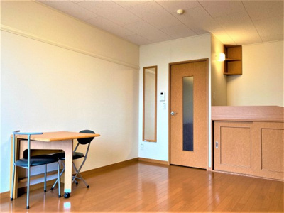 【居間・リビング】 | Ｍｅｒｃｕｒｙ | 収納付きベッド。壁にも収納棚あります。