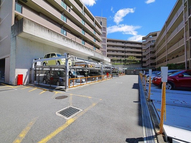 ローレルスクエア白庭台　1番館の駐車場