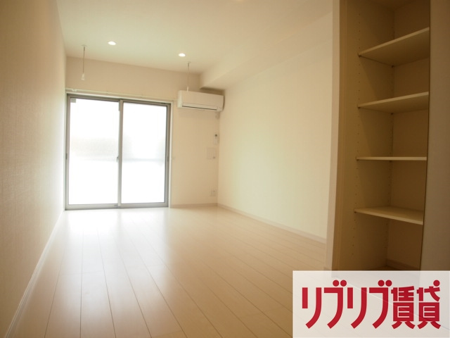 千葉市中央区弁天３丁目のアパートの居間・リビング