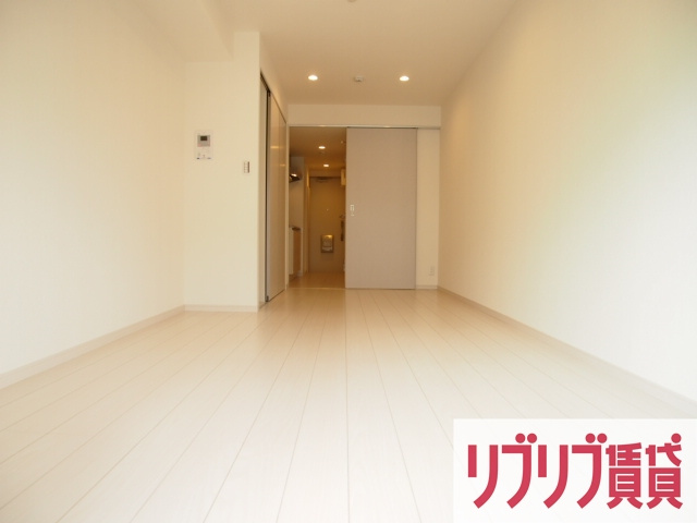 千葉市中央区弁天３丁目のアパートの居間・リビング