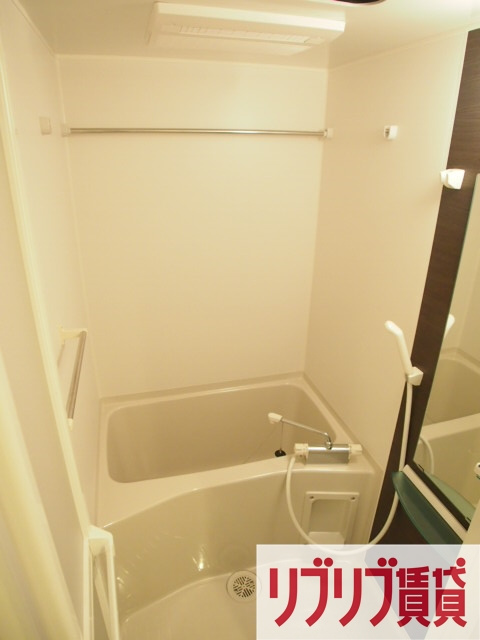 千葉市中央区弁天３丁目のアパートの浴室