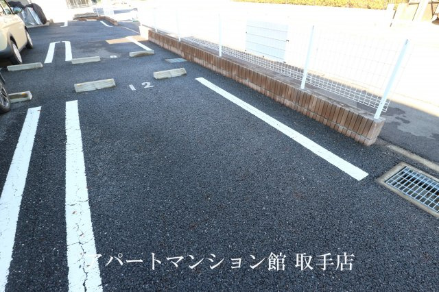 グランパルティⅡの駐車場