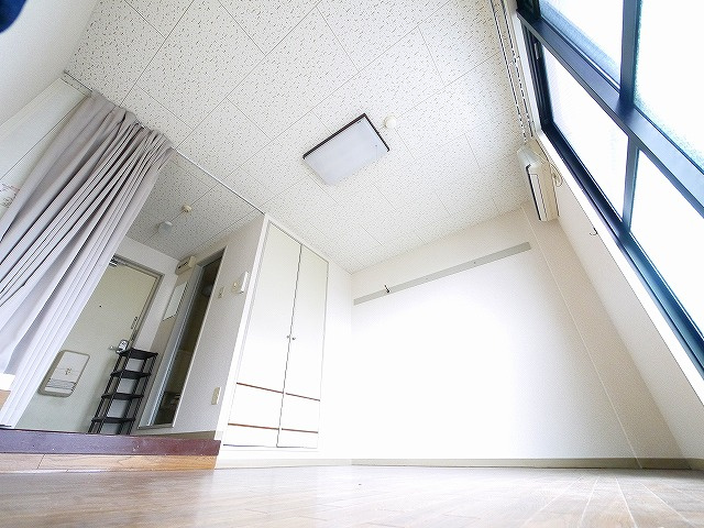 ジュネス神殿の洋室|落ち着いた色調の洋室です