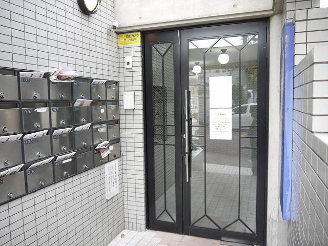 シティパレス東生駒P-3　Bのエントランス|建物の内部です