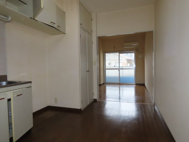 クリエール三津屋の居間・リビング
