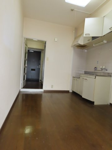 クリエール三津屋の居間・リビング