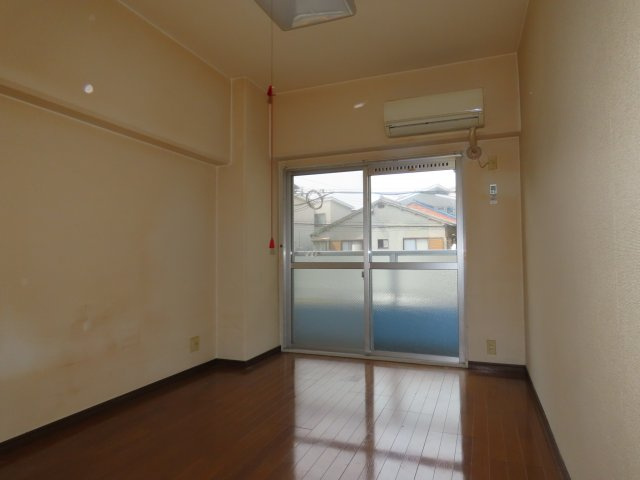 クリエール三津屋の洋室