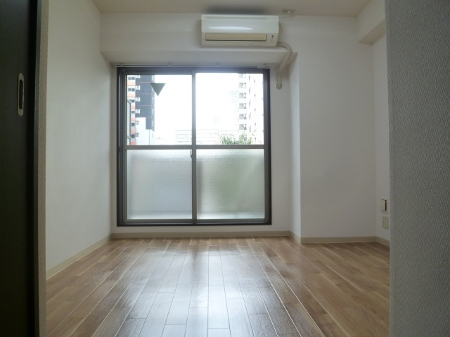 大阪市浪速区桜川４丁目の賃貸マンションの居間・リビング