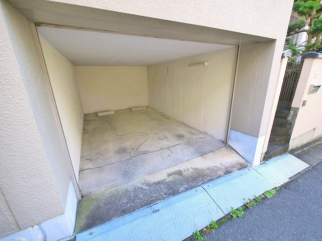 学園朝日町戸建住宅の駐車場