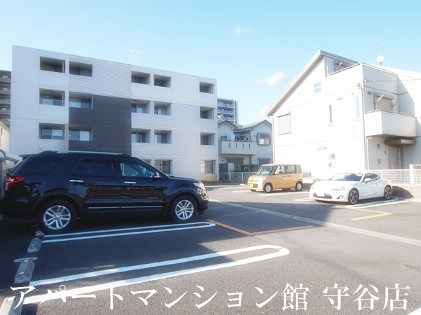 アベニールヒルズの駐車場