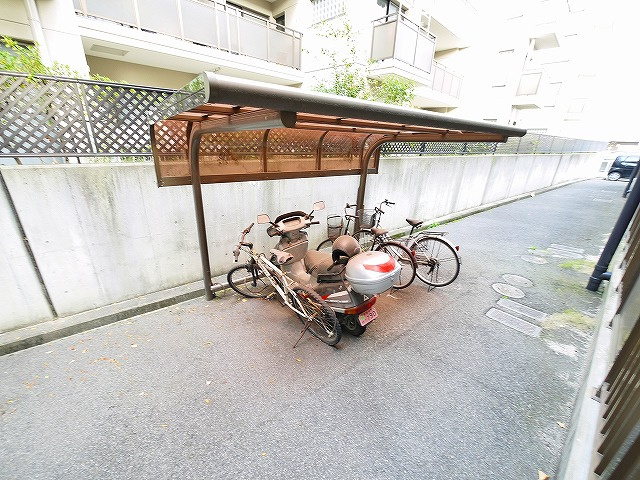 ハピネス秀のその他共用部分|ゆったりとした駐輪スペース。