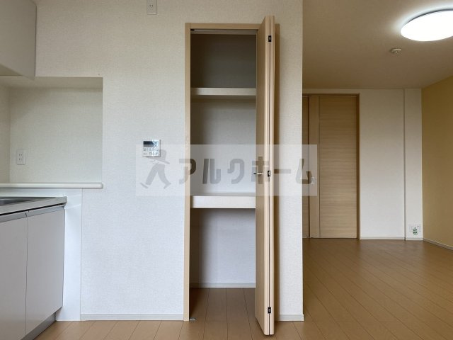 メゾン真の内装|メゾン真　キッチン横収納