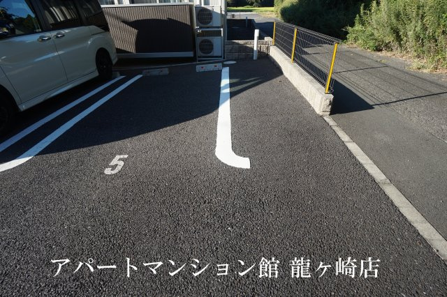 グランドステージ久保台Bの駐車場