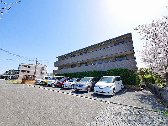 ライブリー州見の駐車場|車をお持ちの方に嬉しい駐車場付きの物件です