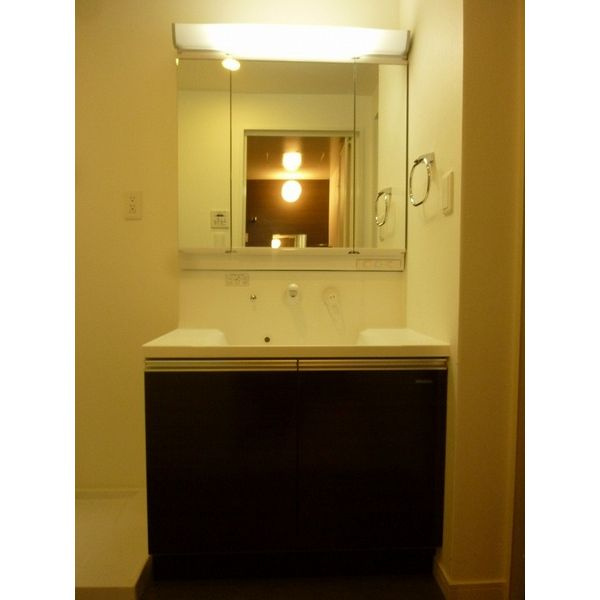 ラクレイス西新レジデンシャルタワーの独立洗面台|ラクレイス西新レジデンシャルタワー（2LDK）