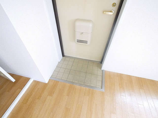 シャルルあやめ池の玄関