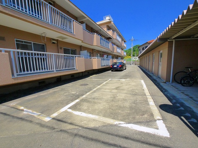 ヴィルドミール富雄の駐車場