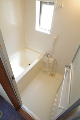 【浴室】 | フラワーコーポ | 追い炊き、換気用の窓付きのオフロ。