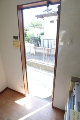 【その他】 | フラワーコーポ | ゴミステーションまで、勝手口出てすぐなのです。