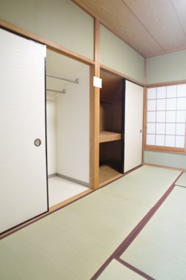 【収納】 | フラワーコーポ | 各部屋に2か所ずつ収納スペースがあるので、そんな心配もご無用