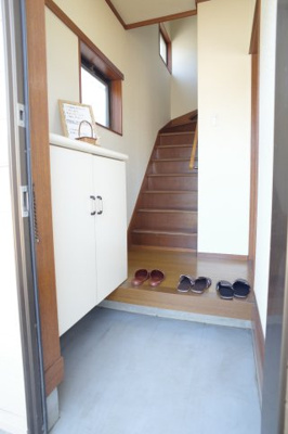 【玄関】 | フラワーコーポ | 玄関開けて正面は2階へ、右に曲がれば家族が待ってます。