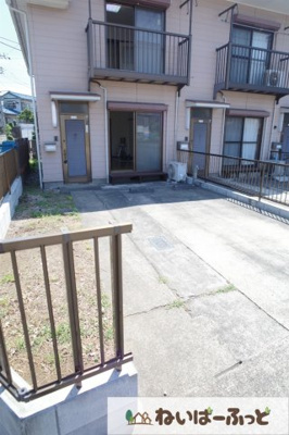 【駐車場】 | フラワーコーポ | 車を止めても、余裕のスペース感。