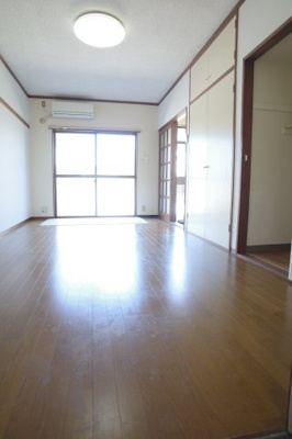 【居間・リビング】 | フラワーコーポ | 広いリビングルームは家族団らんの場所