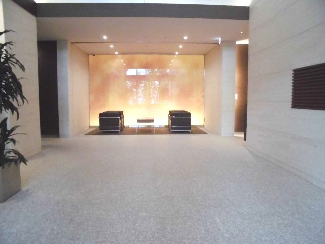 プラウド本郷ヒルトップのエントランス