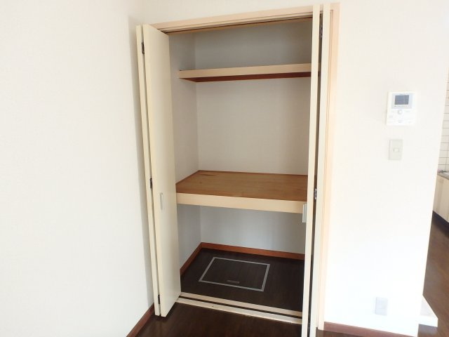 【収納】 | シャンブル朋 | 奥行のある押入れタイプの収納スペース