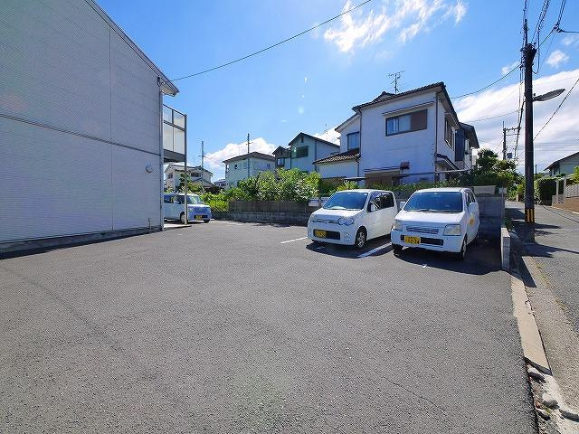 アムール Halekulaniの駐車場|車をお持ちの方に嬉しい駐車場付きの物件です