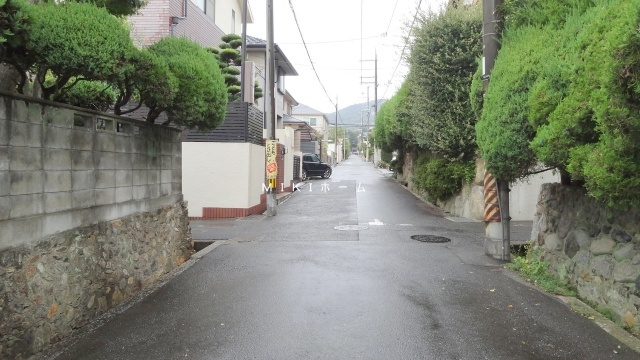 箕面市桜ケ丘３丁目　土地の前面道路含む現地写真