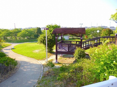 【展望】 | グレース　B | 目の前一段降った所に公園有ります