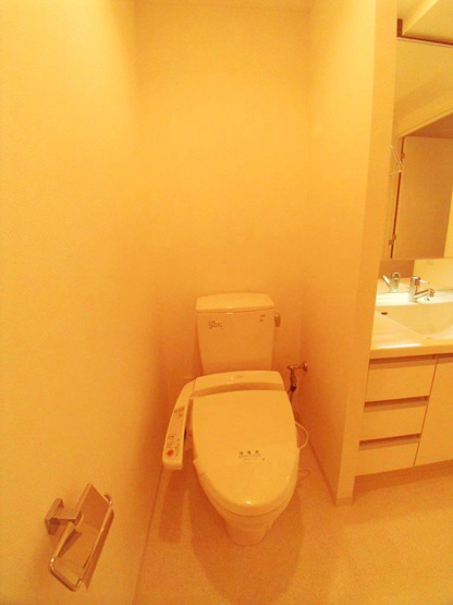 【トイレ】 | プライムアーバン本駒込 | 地下１階にあるトイレです。トイレは２か所にございます。ウォシュレット付きです。【プライムアーバン本駒