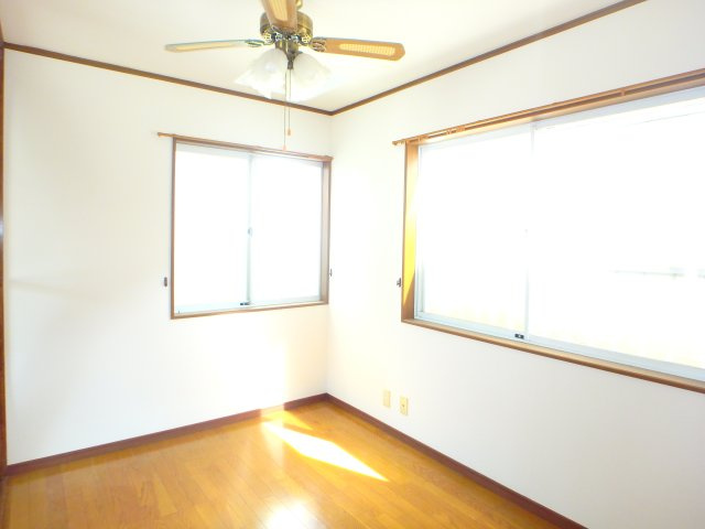 井田三舞町貸家の洋室