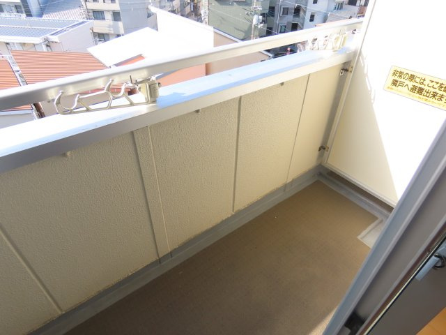 グローリア新北野のバルコニー