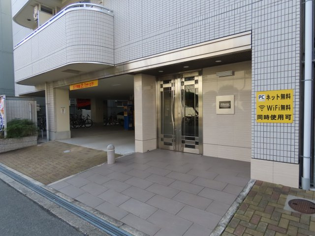 グローリア新北野のエントランス