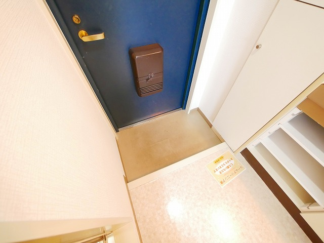 シティパレス新大宮P-5の玄関