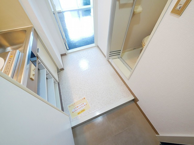 シティパレス新大宮P-5の玄関