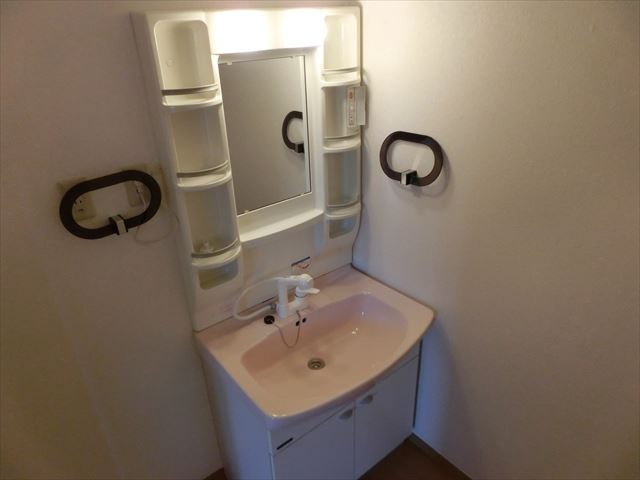 サンガーデン宮本Ｅの独立洗面台|収納の充実した洗面台