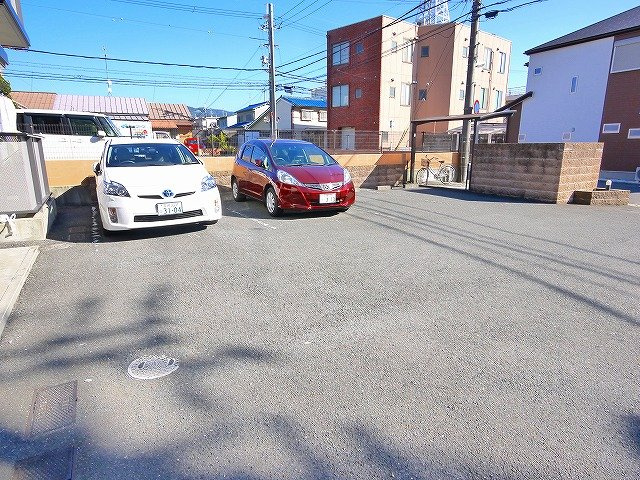 西栄ハイツの駐車場|駐車場があります