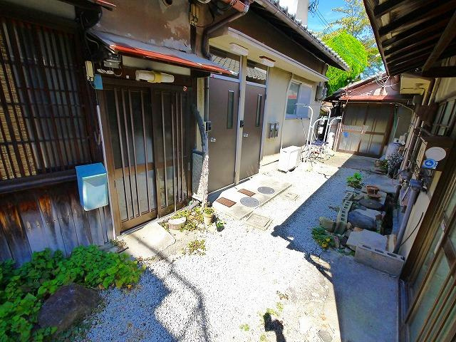 中島アパートのエントランス