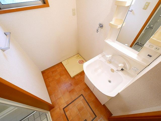 ルーチェ本町の洗面所|脱衣スペースもあります