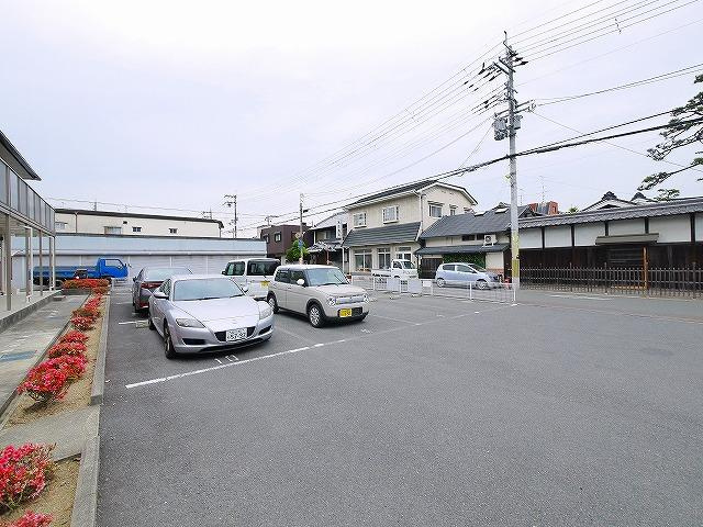 ルーチェ本町の駐車場|駐車場があるので、車を買う予定の方も安心です
