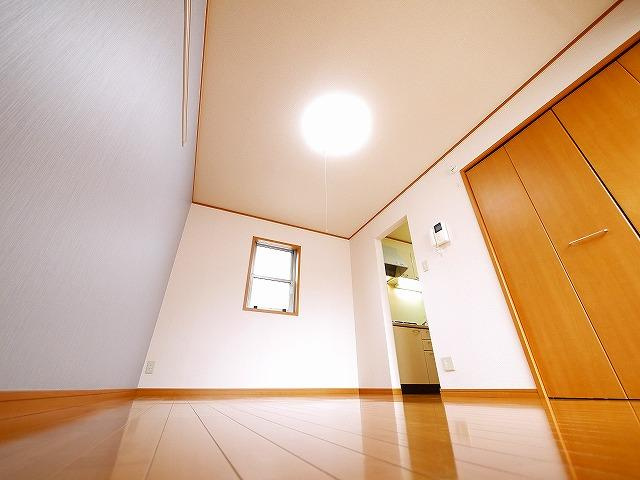 ルーチェ本町の内装|おしゃれな居間です